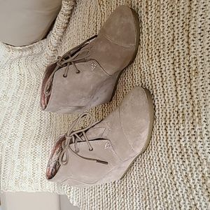 TOMS Wedge Bootie, size 8 in desert sand